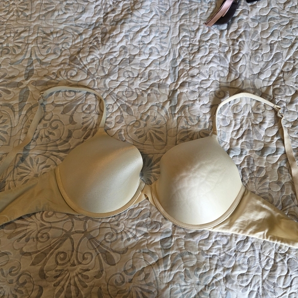 Victoria's Secret Cream Bra - Picture 1 of 3